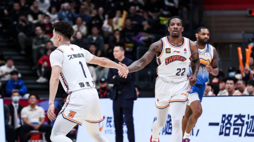 惊险比赛中,球队依靠团队合作赢下关键胜利 惊险比赛中,球队依靠团队合作赢下关键胜利