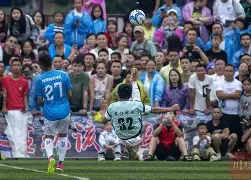 热闹足球对决再掀热潮,球队奋力拼搏 热闹足球对决再掀热潮,球队奋力拼搏